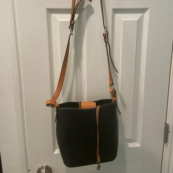 1975 EUC D&B Crossbody Smooth Black Leather with Magnetic Clasp - Picture 4 of 8